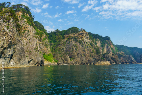 遊覧船から見る荒々しい三陸海岸海