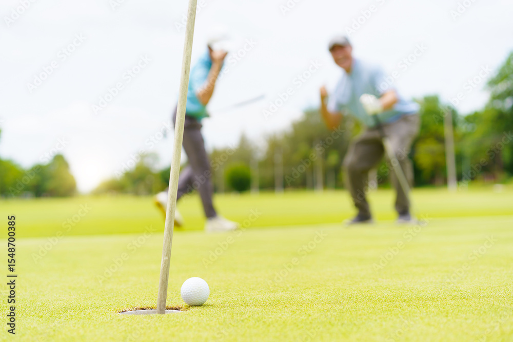 Obraz premium Asian man and elderly father are enjoy playing golf together with a good time.