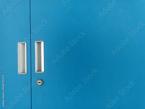 handle and lock on aluminum cabinet