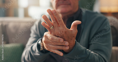 Foto Home, hands and senior person with arthritis, sickness and check for stiffness, fingers or symptoms
