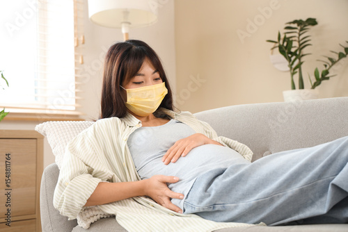 Pregnant asian woman wearin...