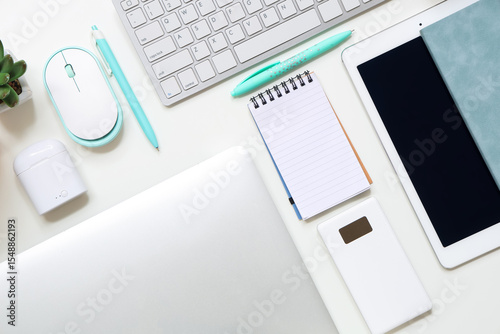 Different gadgets with note...