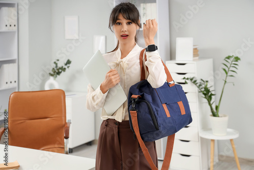 Young asian businesswoman c...