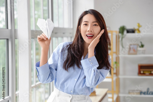 Young Asian businesswoman w...
