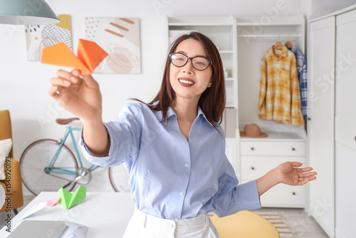 Young Asian businesswoman w...