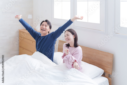 朝起床した夫婦