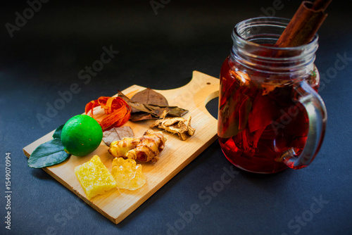 Photos wedang uwuh is traditional herbal drink from indonesia