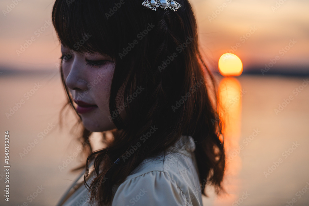 Fototapeta premium 夕暮れの景色の中にいる女性