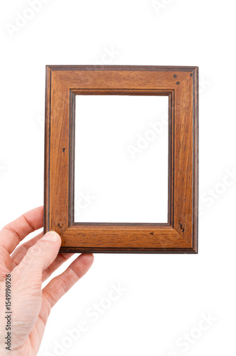 mano che regge una piccola cornice in legno isolata su sfondo bianco o trasparente, mano, che regge, spazio vuoto