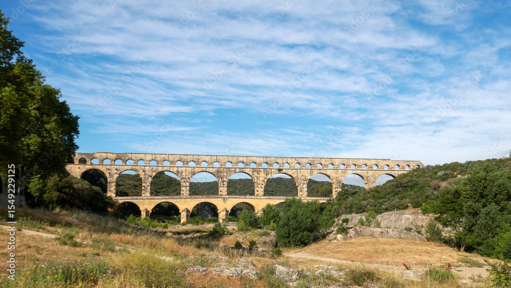 Obraz premium Le pont du Gard avec le Gard en dessous, en été 