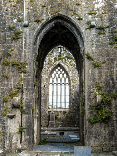 Gotisches Kirchenfenster in irischer Klosterruine 