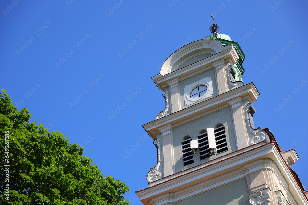 Obraz premium Yellow tower fragment and the blue sky