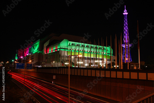 Berlin, Internationales Congress Centrum mit dem alten Funkturm an der Messe, angestrahlt bei Nacht