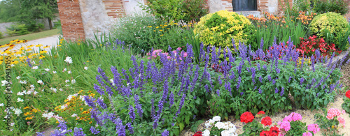 Fotografie Jardin et massif en fleur devant la maison, aménagement paysager