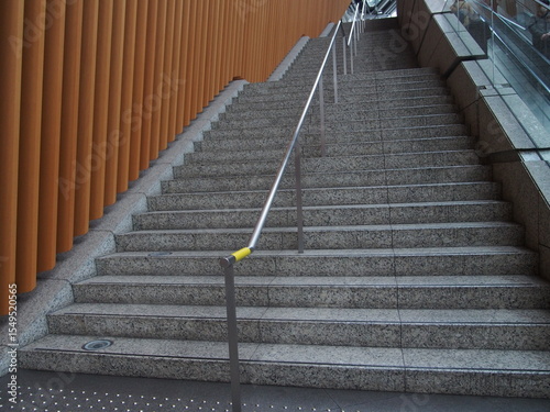 モダン建築の石造りの階段