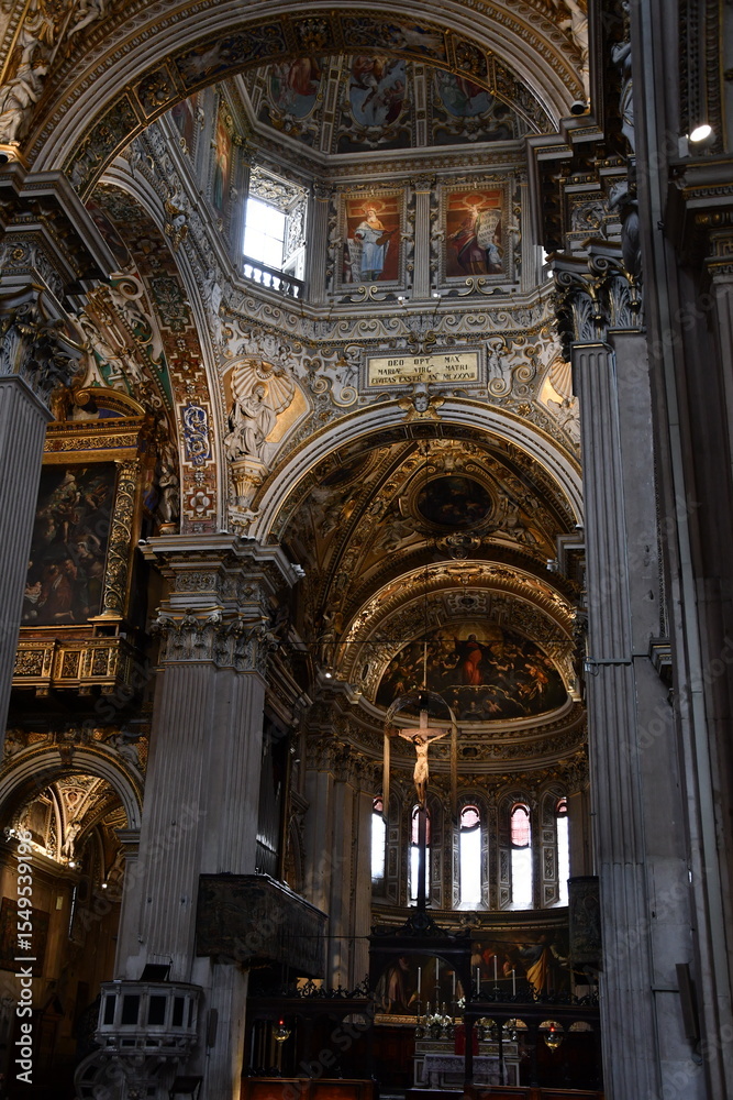 Naklejka premium Stunning Interior of a Historic Church Featuring Intricate Architecture 