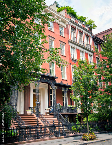 Canvastavla Beautiful generic brownstone apartments in fashionable New York City