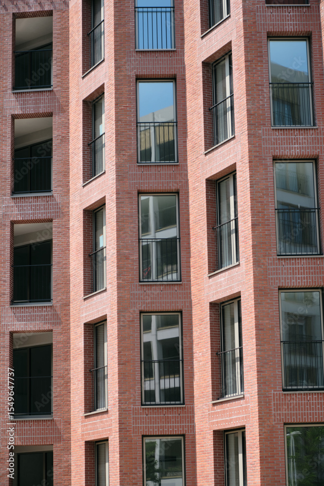Fototapeta premium façade d'un immeuble moderne en briques avec fenêtres