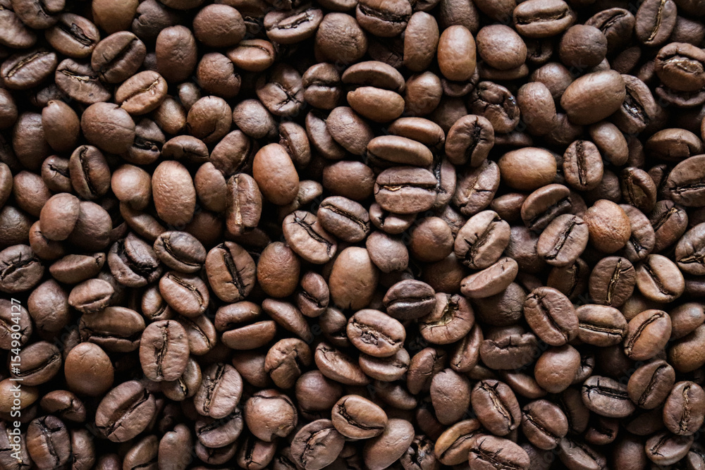 Obraz premium Roasted coffee beans close-up macro shot.Rough textured background pattern.