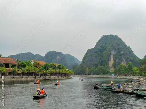 Grottes de Tam Coc, près de Ninh Binh au Vietnam. 