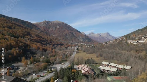 En Saint-Chaffrey, Francia, el dron se eleva sobre una zona natural con una pequeña área camper visible al inicio del vídeo.