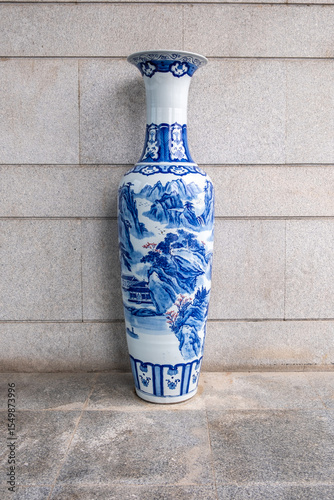 Foto Tall traditional Chinese blue and white porcelain vase with landscape painting