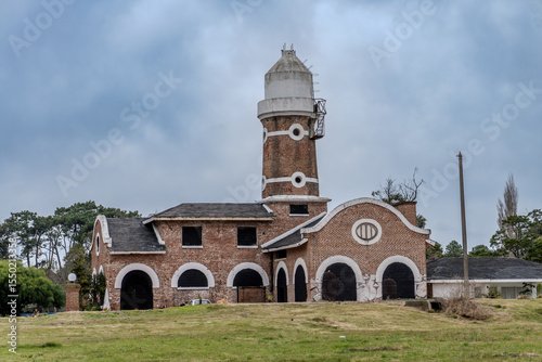 Antiguo edificio de un molino. abandonado cuya torre tiene forma de faro