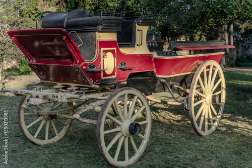 Antiguo carruaje de madera para caballos en el exterior de un parque
