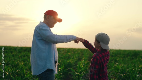 Cuadro en lienzo Father farmer child son teamwork in field