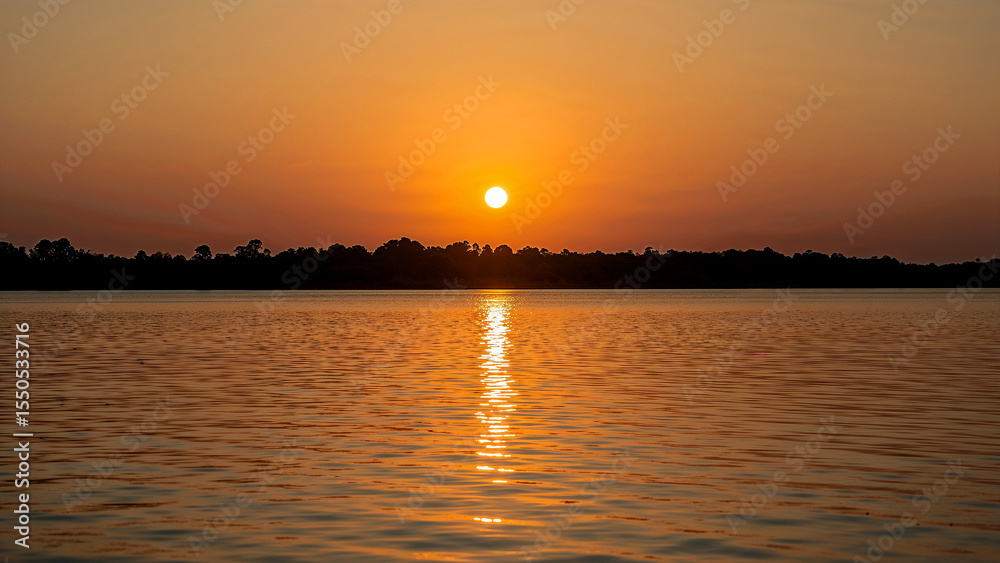 Naklejka premium Golden hour serenity over a tranquil lake