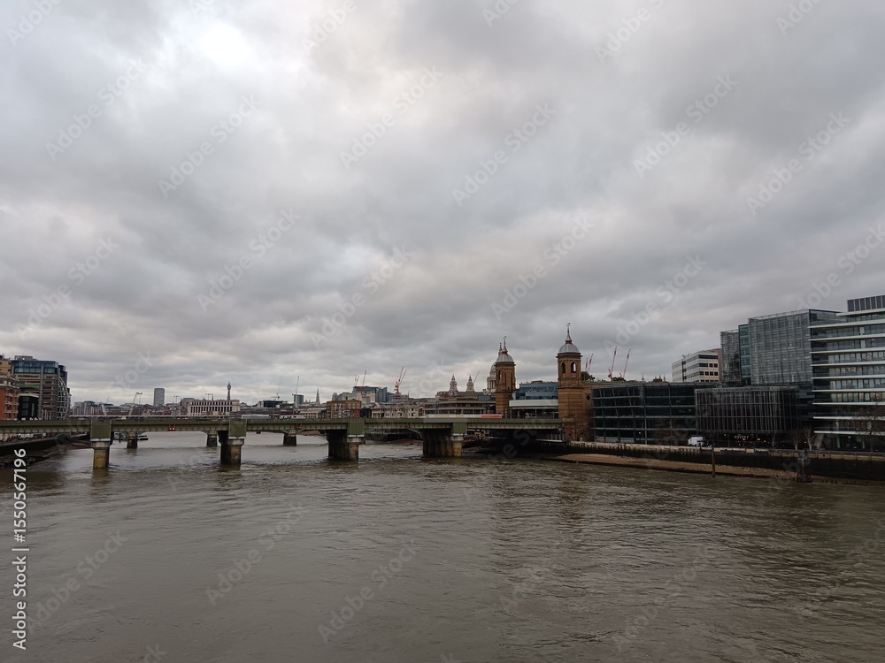 Obraz premium london bridge and river thames