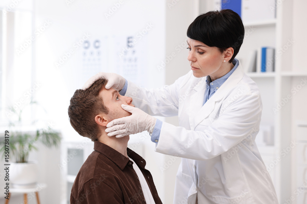 Obraz premium Professional ophthalmologist examining patient's vision in clinic