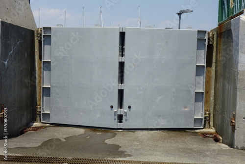セキュリティー上の波止場の入り江に設けられた防潮堤，防波堤扉 photo