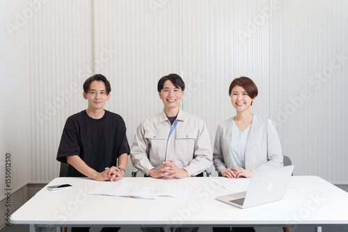 会議をするビジネスマンたち