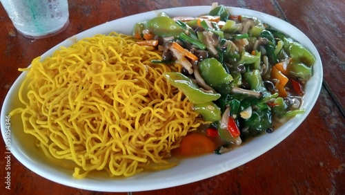 Very delicious with Rad Na. Easy homemade crispy noodles 