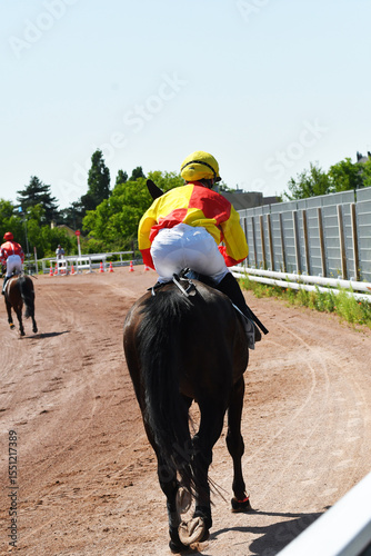 course hippique en trot monté