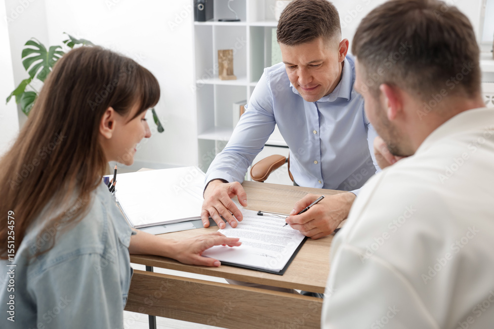 Obraz premium Couple having meeting with business consultant at table in office
