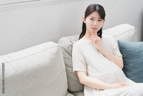 ソファーでくつろいでいる妊婦　ライフスタイルイメージ