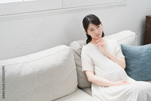 ソファーでくつろいでいる妊婦　ライフスタイルイメージ