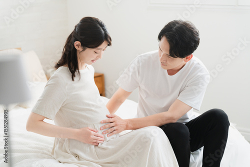 Tableau sur toile ベッドでくつろいでいる妊婦と夫　ライフスタイルイメージ