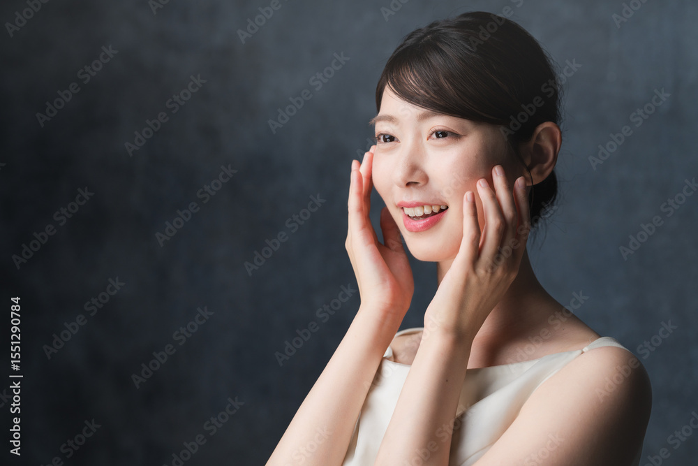 Fototapeta premium スキンケアをする若い女性 ビューティイメージ