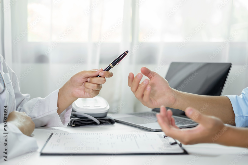 Fototapeta premium Female doctors who treat patients make an appointment to listen to the results after a physical examination and explain medical information and diagnose the disease. Medical concepts and good health