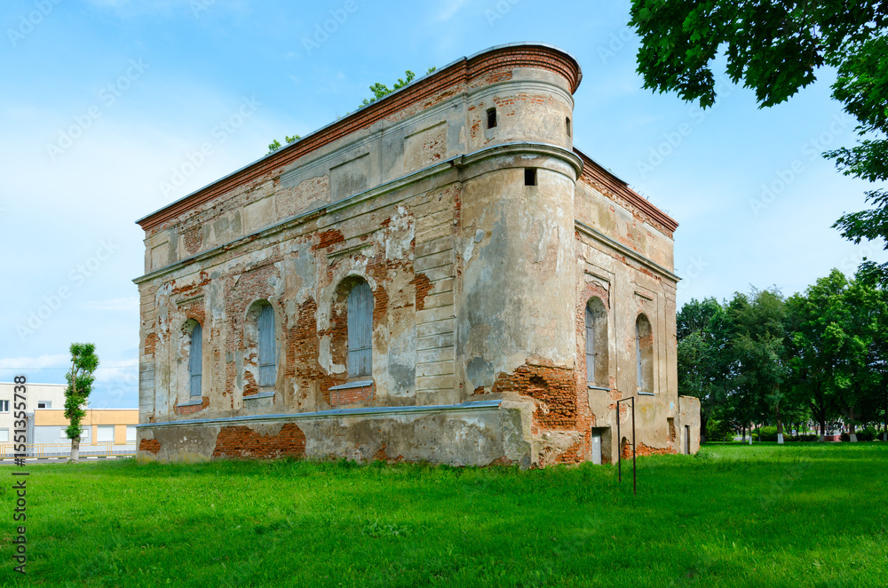 Fototapeta premium Old abandoned synagogue, Bykhov, Belarus