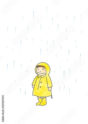 雨が降る中、黄色いレインコートを着た子供