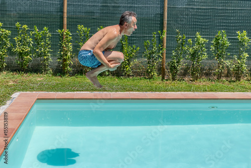 Man dives into pool in cannon bomb style