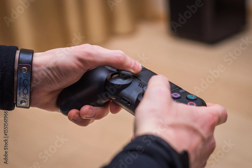 Papier peint gaming game play tv fun gamer gamepad guy controller video console playing playe