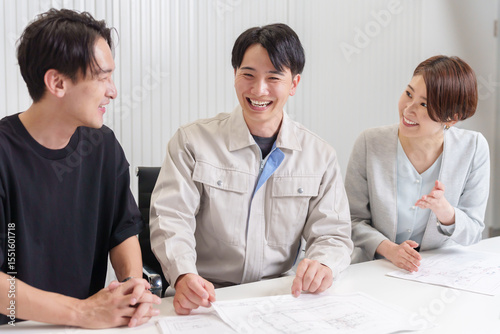 会議をする建設業者たち