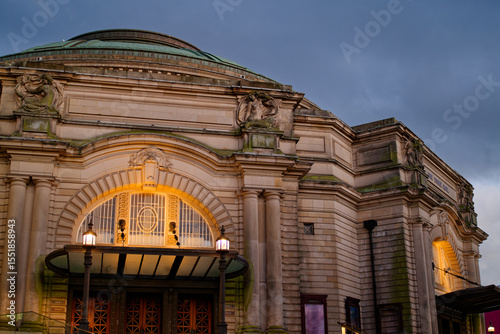 Cuadro en lienzo Illuminated Usher Hall in Edinburgh at dusk with clouds