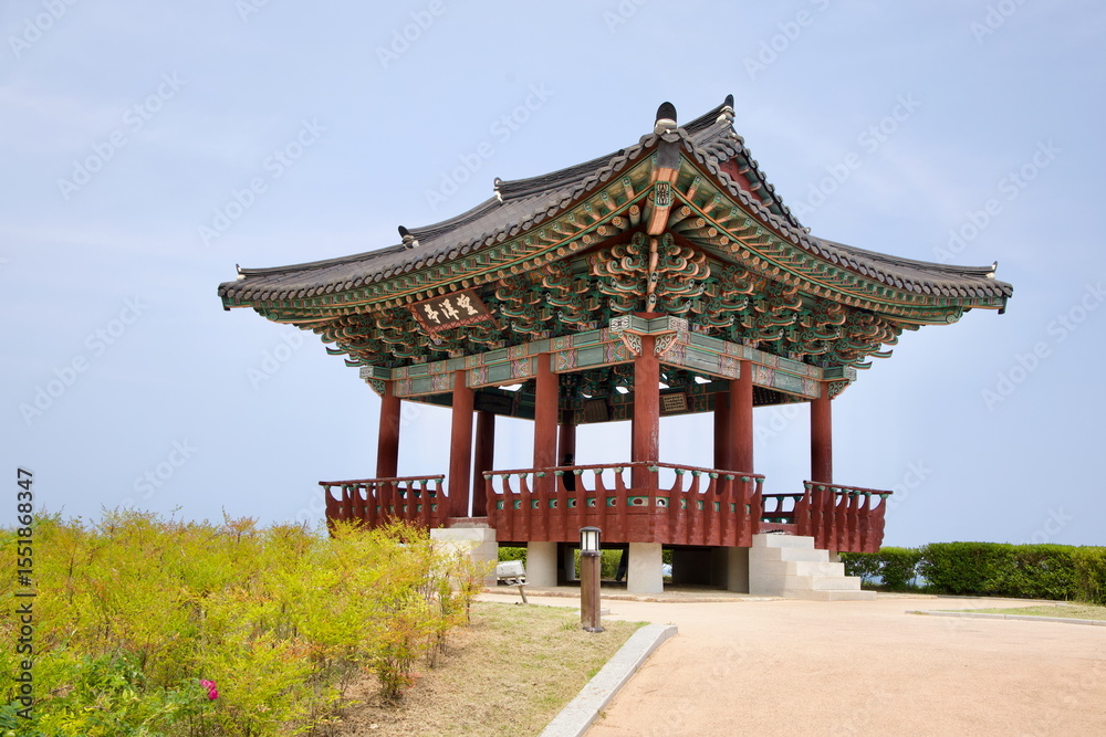 Fototapeta premium Traditional Mangyang Pavilion near the East Sea