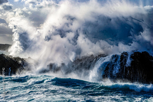 Temporal en el mar Menorca olas salpicando sobre las rocas